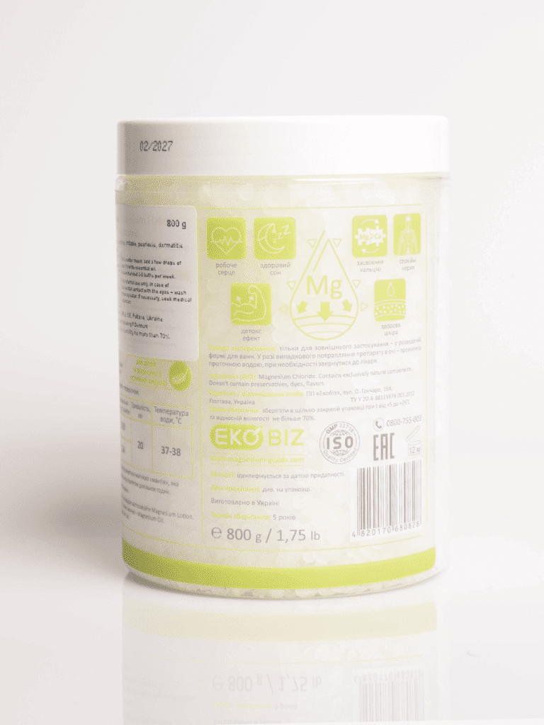 Weißer Kunststoffbehälter mit grünem EkoBiz Magnesium-Badesalz, 800 g, mit Etiketten und Symbolen