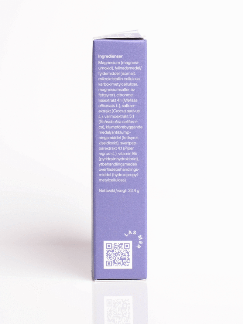 Seitenansicht der lila Produktverpackung mit Zutatenliste in weißer Schrift und QR-Code am unteren Rand