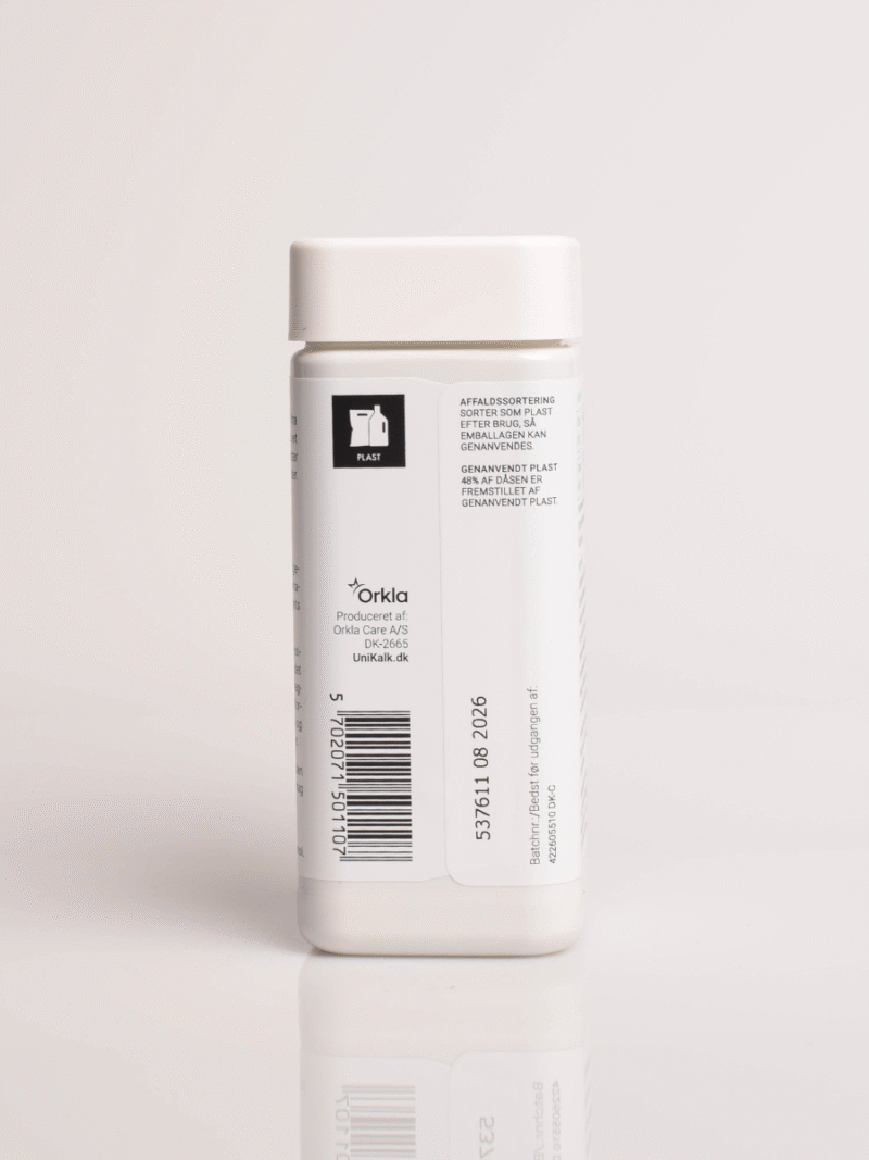 Weiße Kunststoffdose mit Deckel und Etikett mit Orkla-Logo, Barcode und Recyclingsymbol