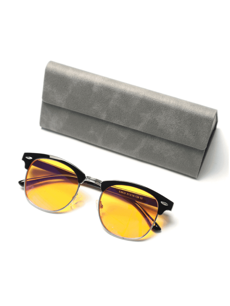 Browline-Sonnenbrille mit schwarzem Oberrahmen und orange verspiegelten Gläsern vor grauem Etui