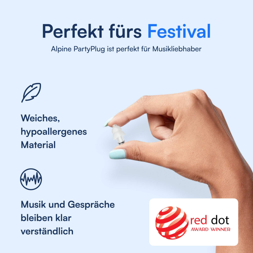 Hand mit mintgrünen Nägeln hält transparenten Ohrstöpsel vor hellblauem Hintergrund mit Schriftzug Perfekt fürs Festival