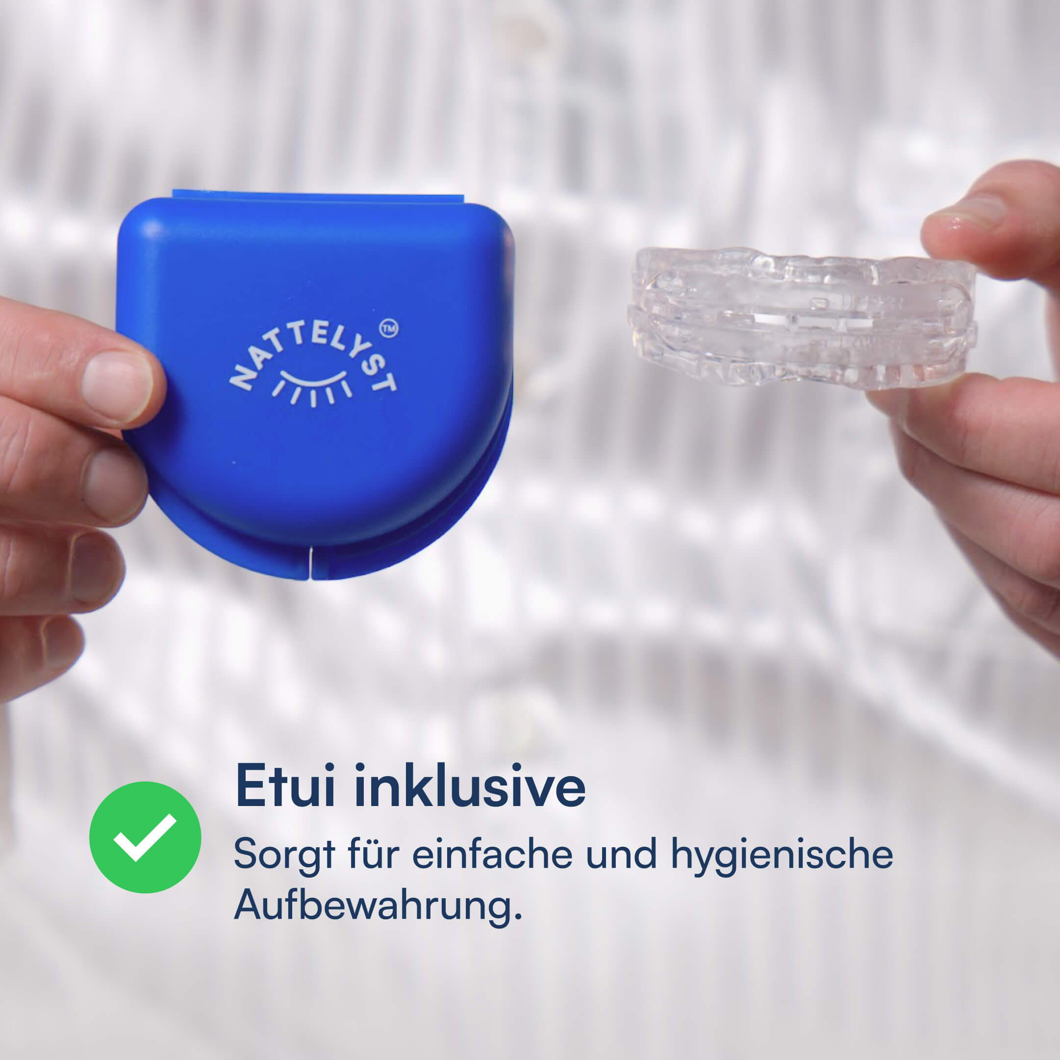 Hand hält blaues Etui mit Logo neben transparenten Zahnschienen