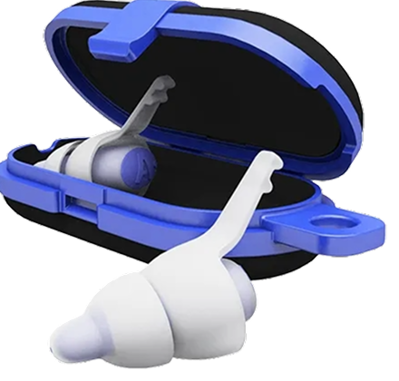 Weiß-blaue Silikon-Ohrstöpsel mit ergonomischen Lamellen im geöffneten blau-schwarzen Aufbewahrungsetui