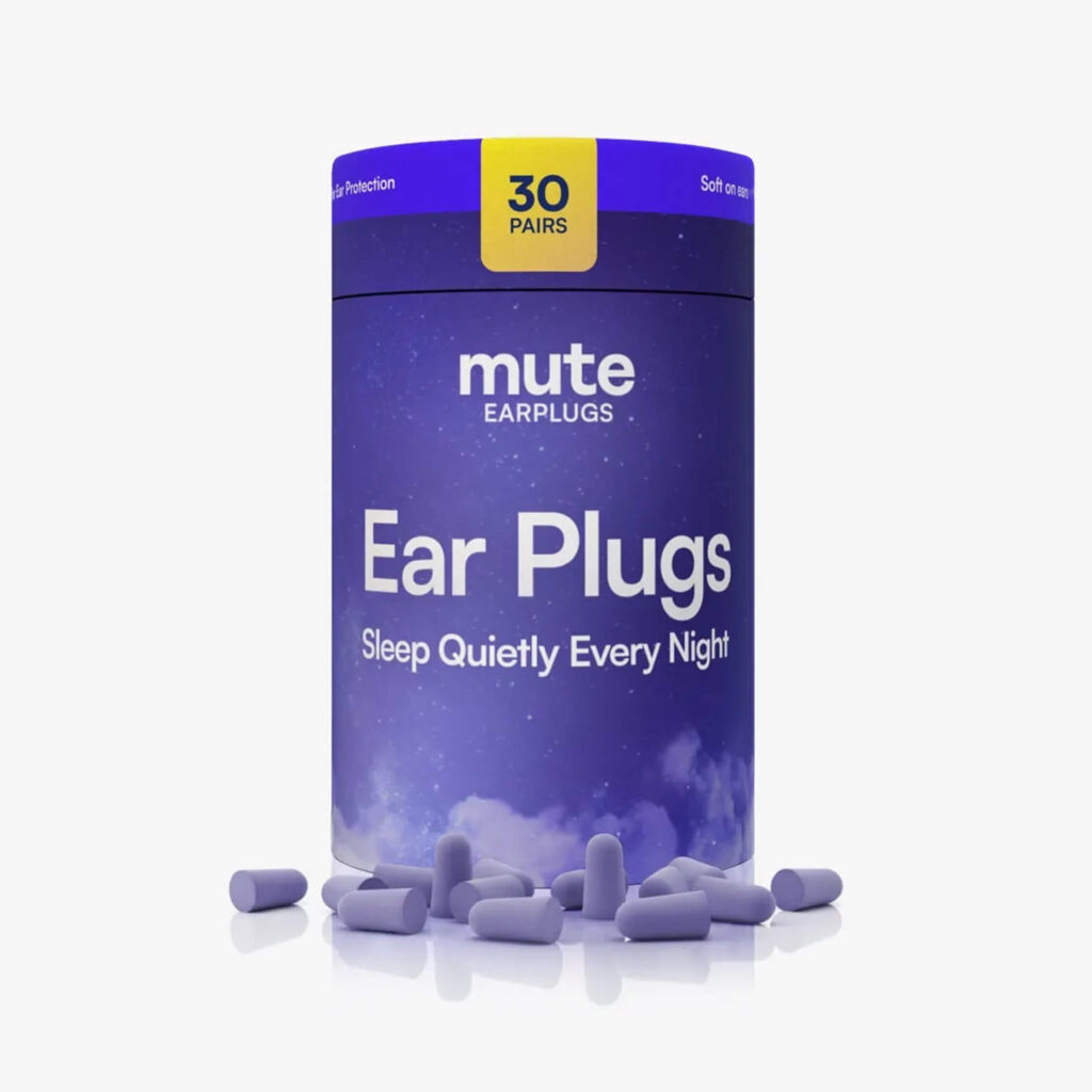 Lila Dose mit Aufschrift mute earplugs (30 Paar) und verstreuten violetten Schaumstoff-Ohrstöpseln