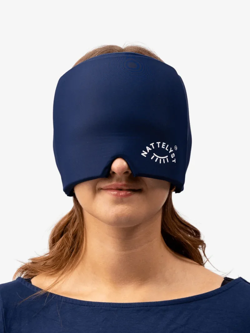 Frau mit dunkelblauer Schlafmaske mit Nattelyst Logo, die Augen und Nase bedeckt