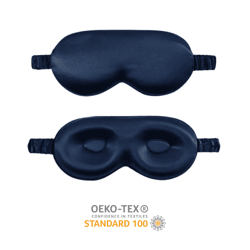Zwei dunkelblaue Schlafmasken (glatt und konturiert) mit OEKO-TEX STANDARD 100 Logo darunter