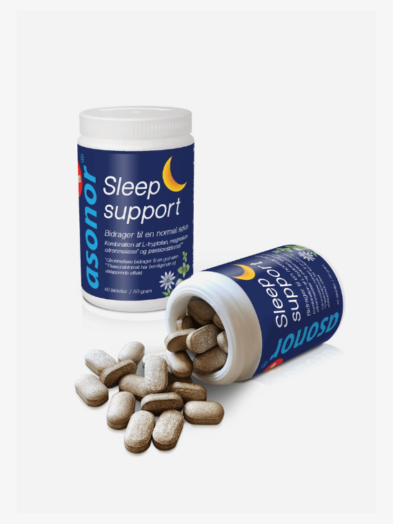 Zwei blaue Sleep support-Dosen, eine liegend mit herausgefallenen braunen Tabletten auf weißem Hintergrund