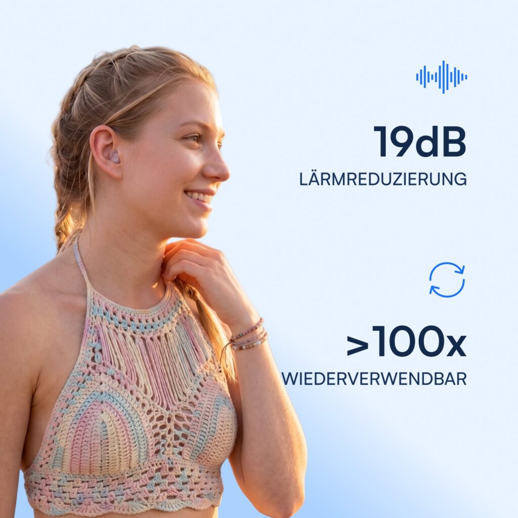 Lächelnde junge Frau mit Ohrstöpsel für 19 dB Lärmschutz in pastellfarbenem Häkeltop